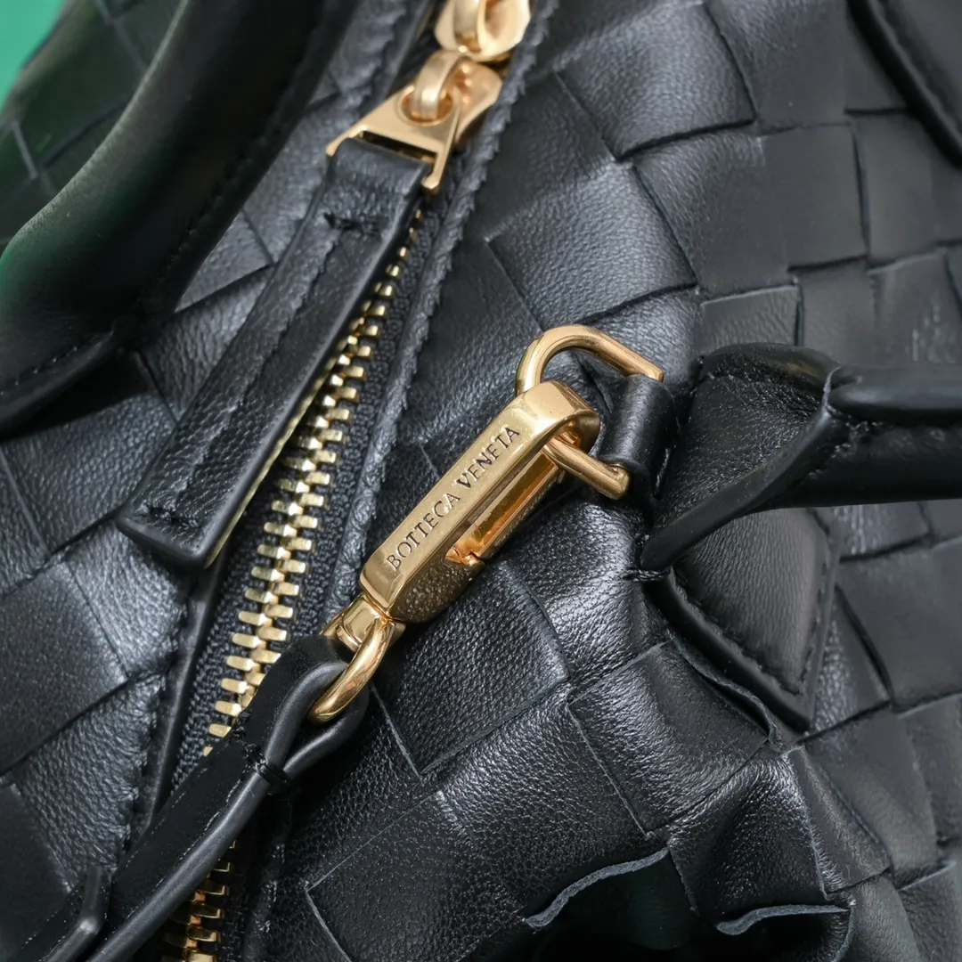Batch 1560 #Bv Small Intrecciato woven leather bowling bag with detachable crossbody strap, single interior flat pocket, zipper closure "Classic weaving craftsmanship" is an indispensable symbol of the brand🔥. The meticulous weaving craftsmanship not only makes the bucket bag show a sense of high-end, but also adds a sense of agility to it, exuding a simple and elegant beauty. It is made of soft and delicate sheepskin texture. It is light and comfortable, and reveals a sense of high-end everywhere. The color matching is refreshing and clean, and the upper body is aged~concave shape! A bowling bag that can be used for both work and leisure. Size: 20.5*15.5*10cm, model: 7460#